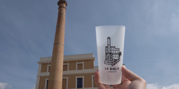 El molí de Cercós i la biblioteca protagonitzen els gots reutilitzables de la Festa del Mercat