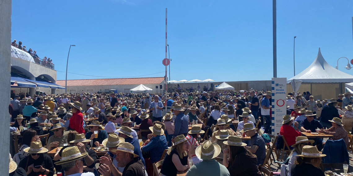 La Diada de l’Ostra omple amb més de 3.000 assistents el port de l’Ampolla