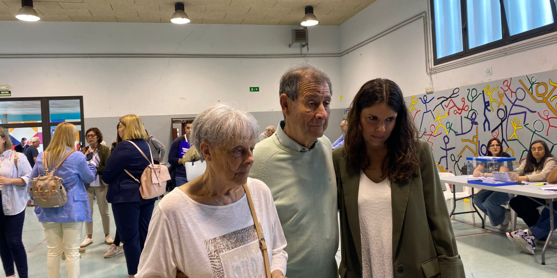 Sales (Junts) vota a Jesús, acompanyada pels seus pares i simpatitzants