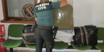 Troben 28 quilos de cabdells de marihuana ocults en dos vehicles a l’àrea de servei del Baix Ebre de l’AP-7