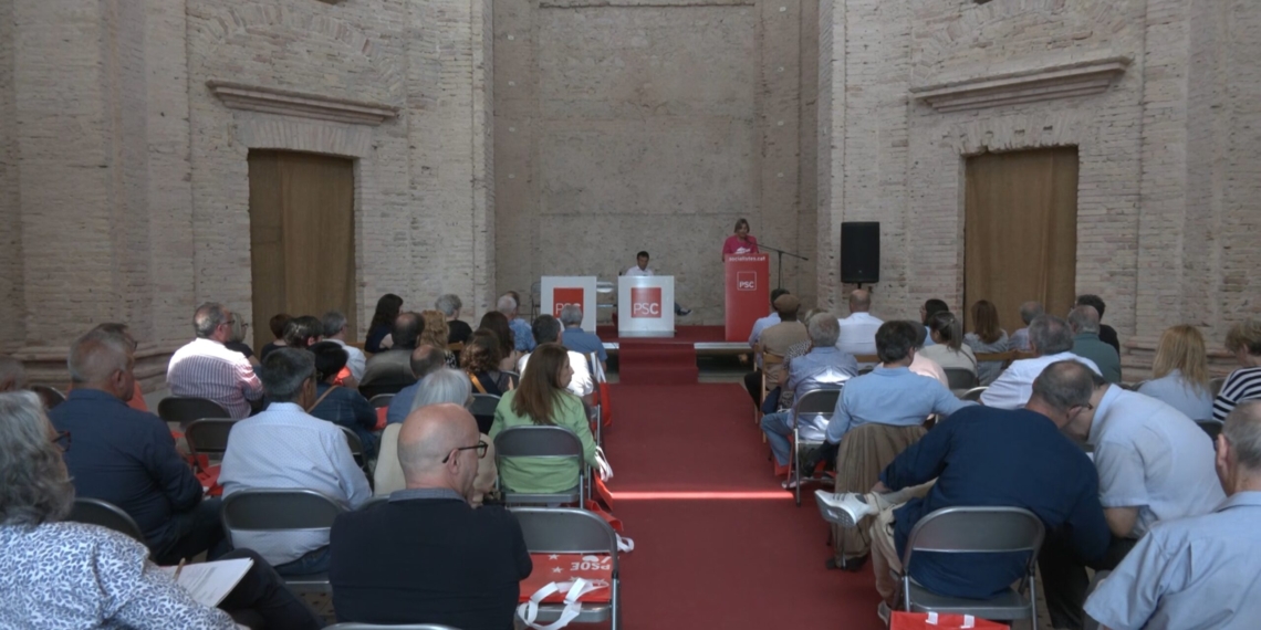 Centenars de persones tallen l’N-340 en protesta contra el projecte de biogàs a Camarles