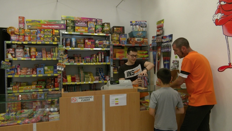 El sector pirotècnic aplaudeix el tímid increment de vendes de la campanya de Sant Joan a les Terres de l’Ebre