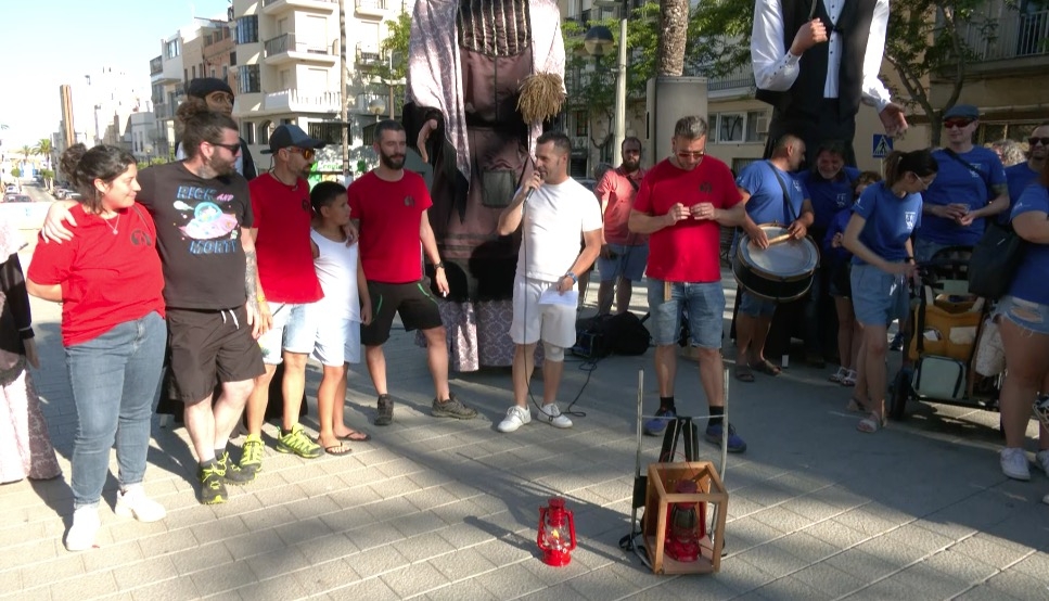 Gegants, diables i dolçainers reben la flama del Canigó a la Ràpita