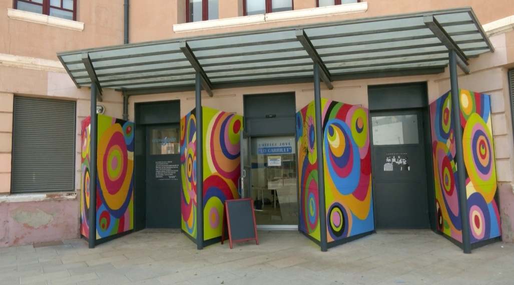 L’Edifici Jove de Tortosa implica el jovent en l’activisme LGTBIQ+ amb una intervenció artística