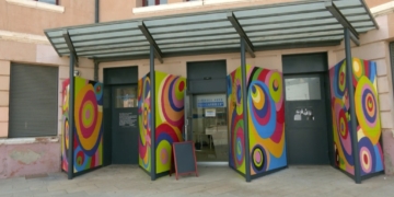 L’Edifici Jove de Tortosa implica el jovent en l’activisme LGTBIQ+ amb una intervenció artística