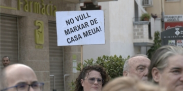 Els veïns de Santa Bàrbara omplen els carrers en contra de les olors de la planta de sansa de la Galera