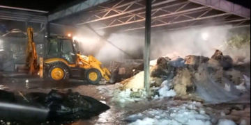 Un incendi crema uns residus sota una marquesina a l’empresa Olis Faiges de Tortosa