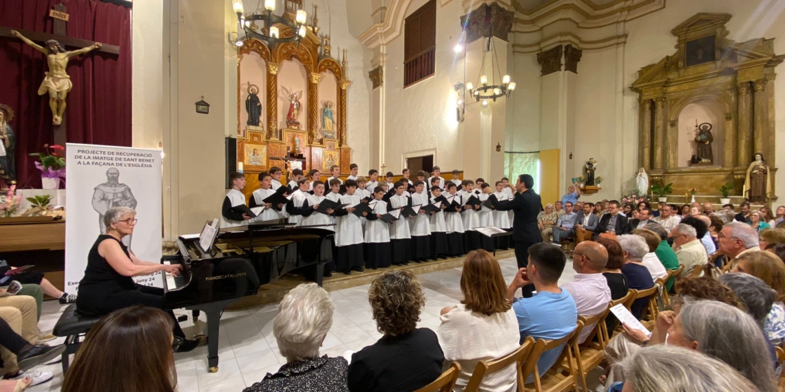 L’Escolania de Montserrat omple de cants angelicals l’església de Tivenys
