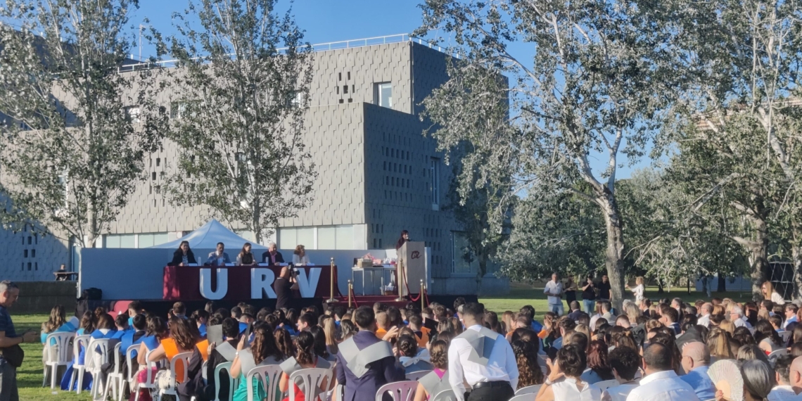Centenars de persones tallen l’N-340 en protesta contra el projecte de biogàs a Camarles