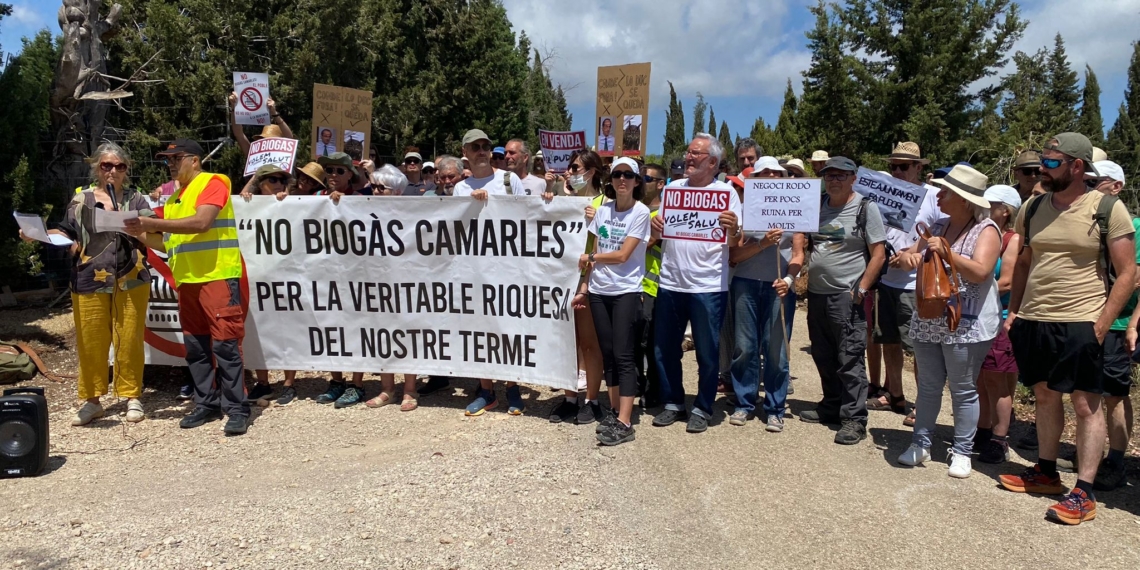Centenars de persones tallen l’N-340 en protesta contra el projecte de biogàs a Camarles