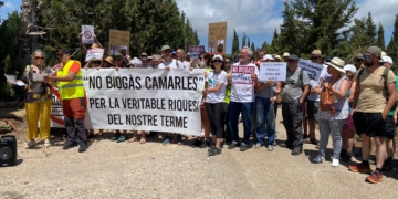 Centenars de persones tallen l’N-340 en protesta contra el projecte de biogàs a Camarles
