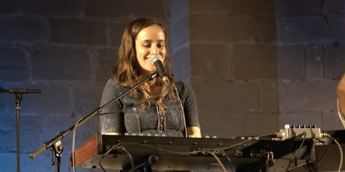 Meritxell Neddermann omple amb la seva melodia la plaça de l’Absis de Tortosa
