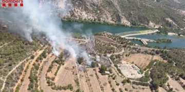 19 dotacions dels Bombers treballen en un incendi forestal a Xerta, ja estabilitzat