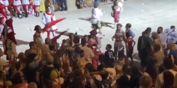 Els moments de tensió a la plaça de l’Absis que han provocat la denúncia contra el regidor Domingo Tomàs