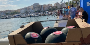 Pal ensabonat i tirada de melons a les Festes del Carme de l’Ampolla