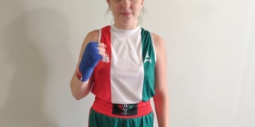 Amanda González, del Team Boxa La Ràpita, perd als punts amb Ruth Quesada, del Team Damián, a Sant Vicenç dels Horts