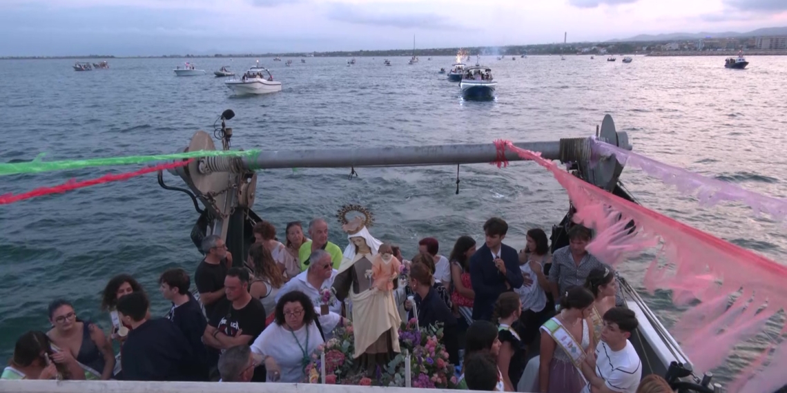 Processó pel mar i castell de focs d’artifici a les festes del Carme de l’Ampolla