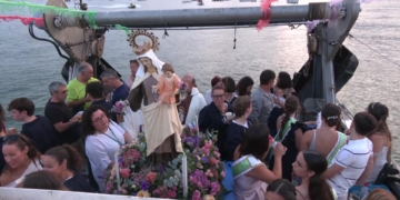 La processó del Carme de l’Ampolla regala un espectacle visual dintre del mar