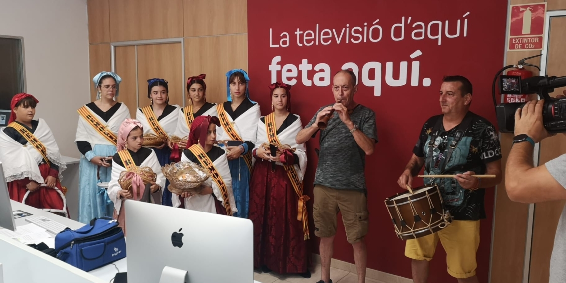 Toc de gaita i tabal per les festes de Remolins, a la redacció de Canal 21 Ebre