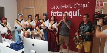 Toc de gaita i tabal per les festes de Remolins, a la redacció de Canal 21 Ebre