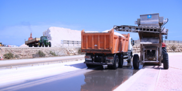 La sequera beneficia la collita de sal del delta de l’Ebre