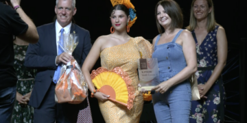 23 dissenys desfilen per la passarel·la del Concurs de Vestits de Paper d’Amposta