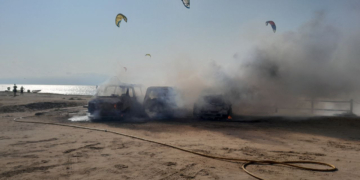 Cremen tres vehicles al pàrquing del Trabucador