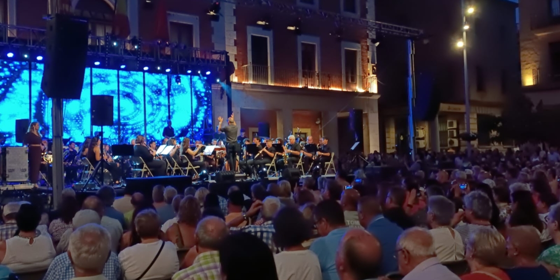 Tortosa reviu els 80 amb la Banda Municipal de Música, en un concert multitudinari