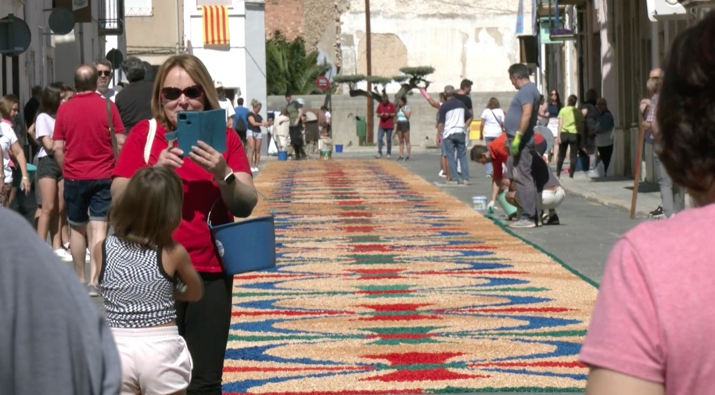 Les catifes de colors omplen la Sénia per celebrar la festa dels Pallerols