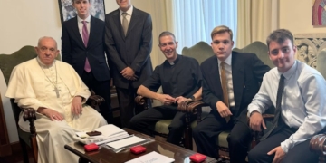 Quatre joves de la diòcesi de Tortosa conversen amb el papa Francesc