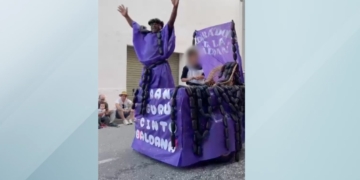 Una carrossa inspirada en la ‘Santa Baldana’ dona suport a l’artista Josep Piñol durant la festa major de Tivenys