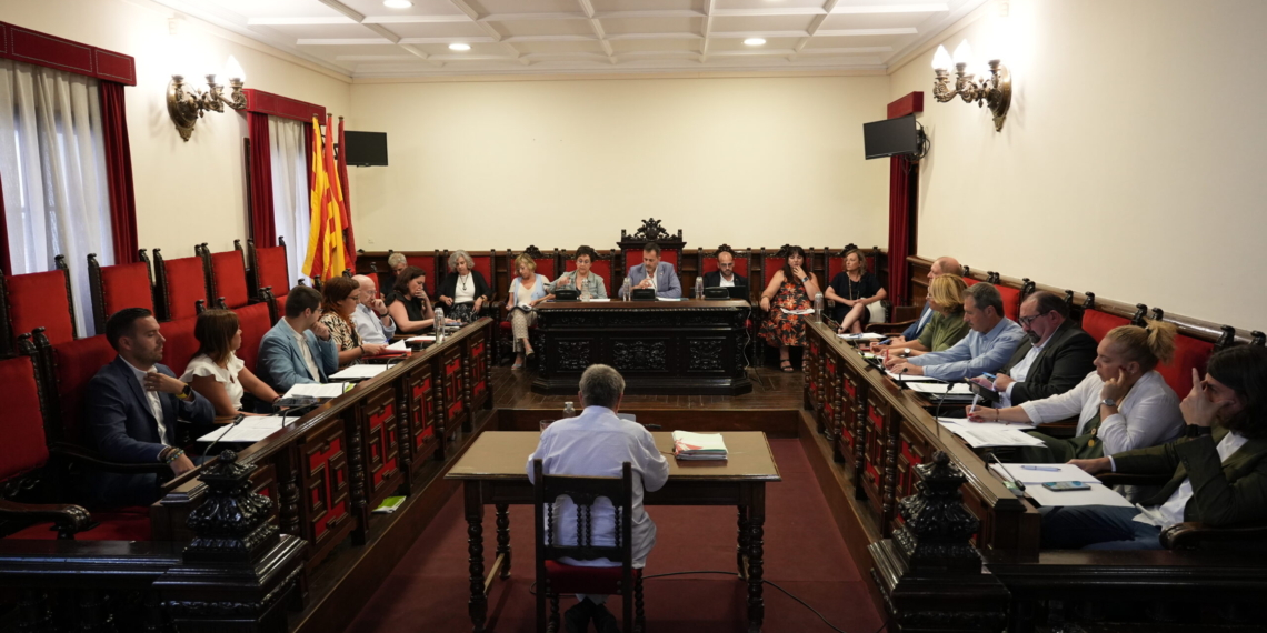 Tensió en l’inici del curs polític a Tortosa, en un ple que aprova una modificació pressupostària