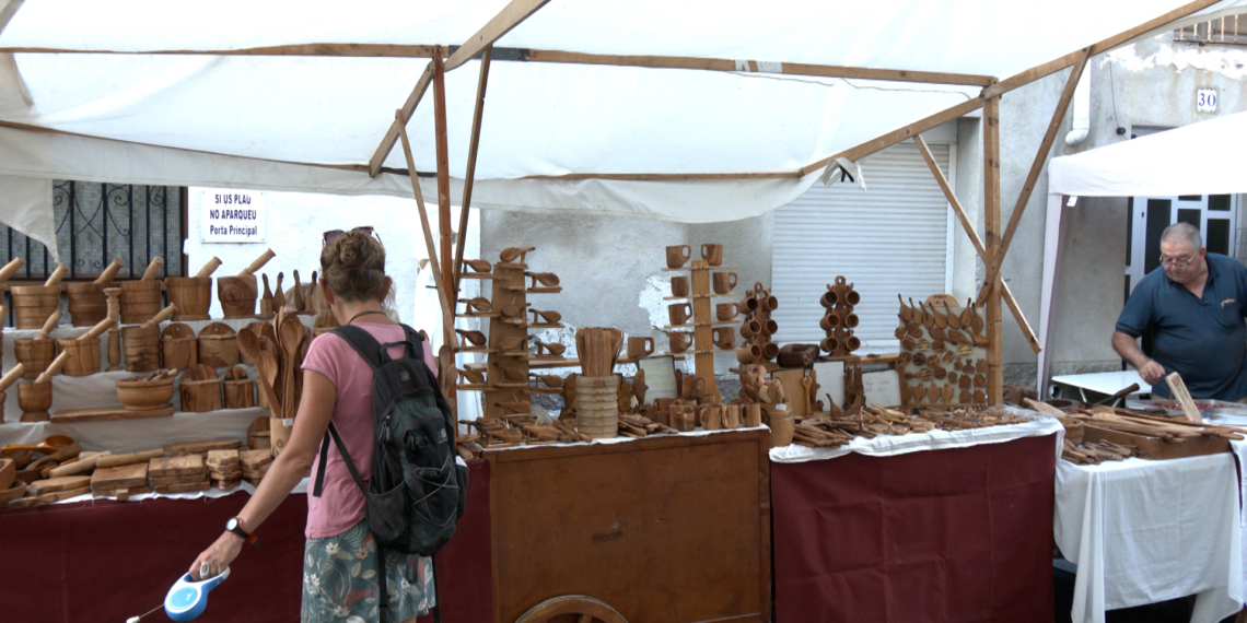 La Fira d’Antiguitats del Perelló creix amb més paradistes i vehicles clàssics