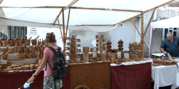 La Fira d’Antiguitats del Perelló creix amb més paradistes i vehicles clàssics