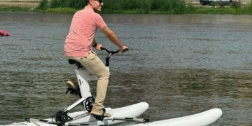 Les bicicletes aquàtiques triomfen a la Diada del Riu de la Cinta 