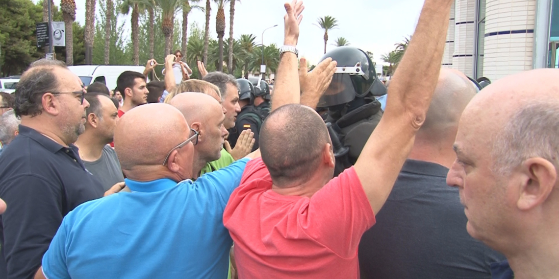 Amnistiats els nou encausats per apedregar la Guàrdia Civil l’1-O a la Ràpita