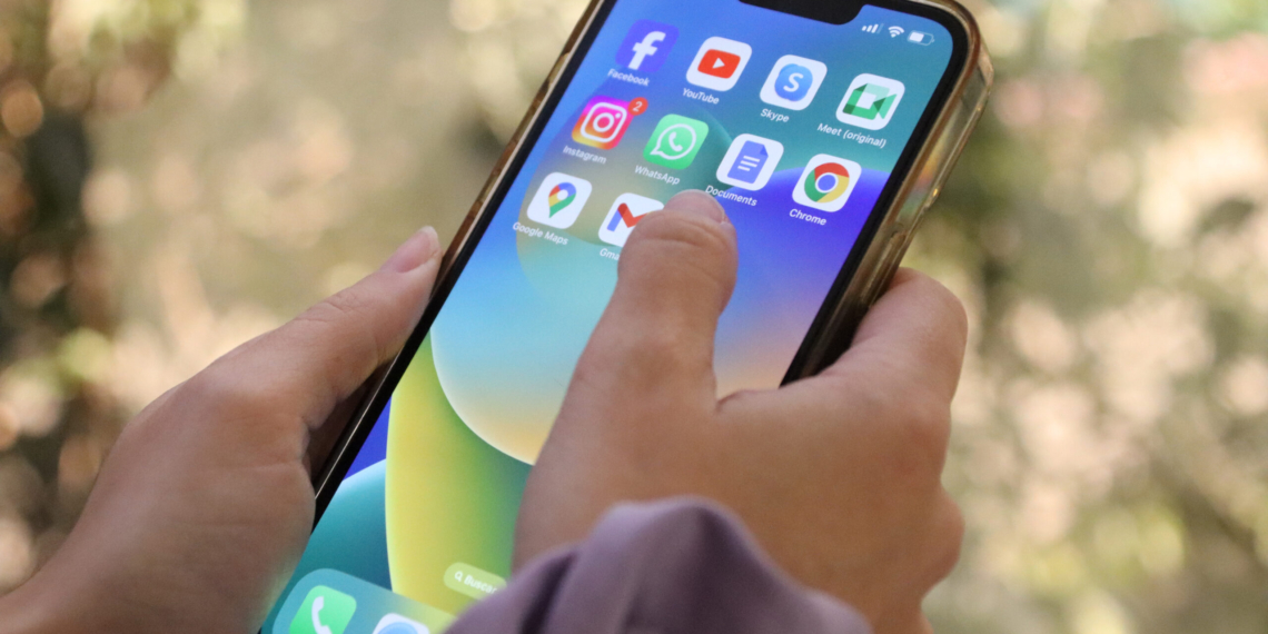 Un grup d’experts del Col·legi de Metges proposa endarrerir el primer telèfon intel·ligent fins als 16 anys