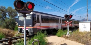 Adif inicia les obres per retirar un dels passos a nivell de Móra la Nova