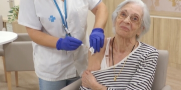 Salut comença a donar cites per vacunar-se contra la grip i la COVID-19 a la població general