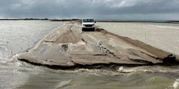 Les Salines aturen l’activitat perquè els aiguats han inundat el camí d’accés