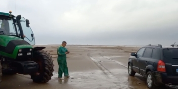 La barra del Trabucador resisteix el temporal, tot i la seva inundació