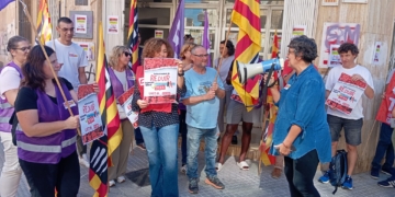 Els sindicats visibilitzen els casos de violència de gènere amb mural simbòlic ple de mans lila