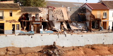 Un comboi dels Bombers amb una seixantena d’efectius ha partit aquesta tarda de l’Ametlla de Mar cap a tres municipis afectats al País Valencià