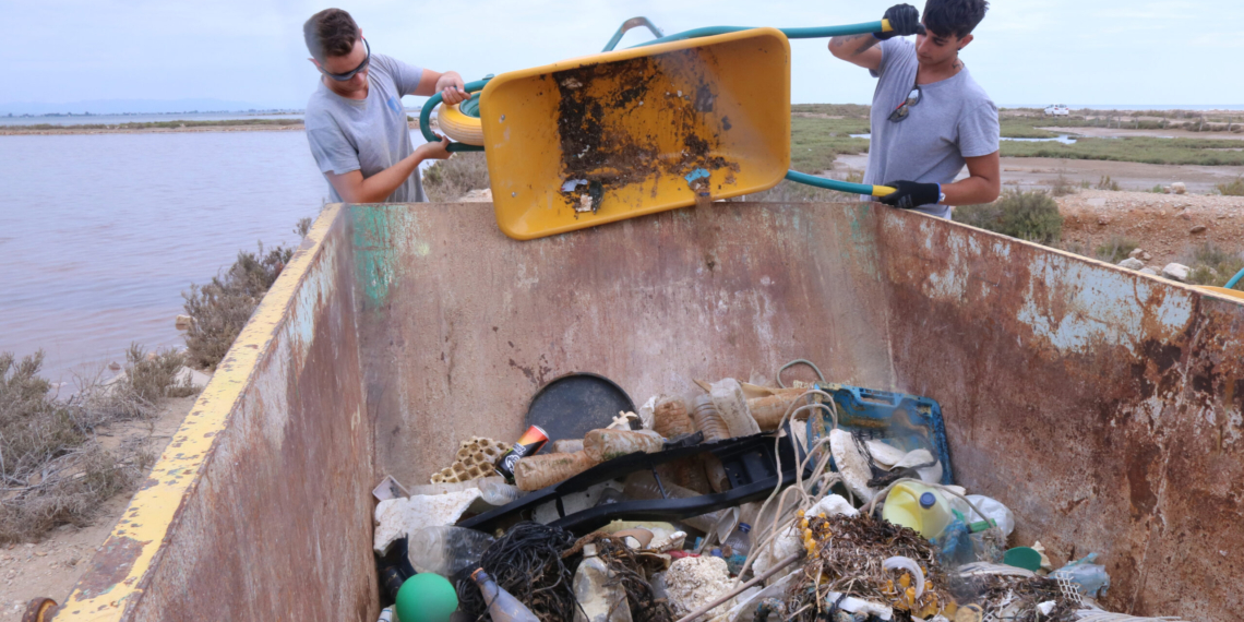 Els pescadors retiren prop de 400.000 litres de brossa marina en només quatre anys