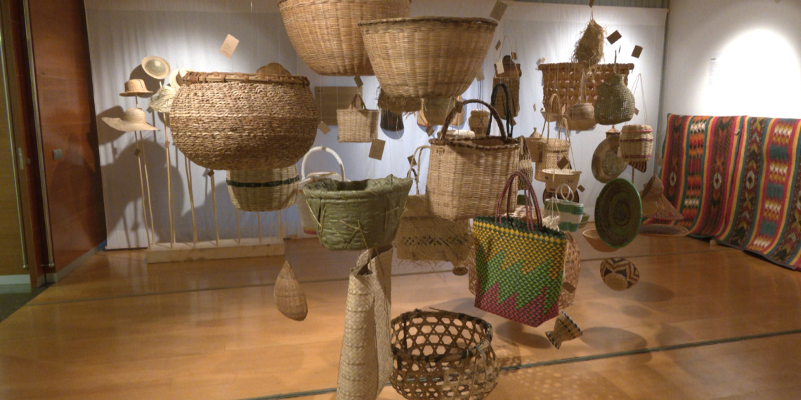 El Museu de la Pauma exposa les connexions de l’artesania del Mas de Barberans amb la cistelleria ugandesa