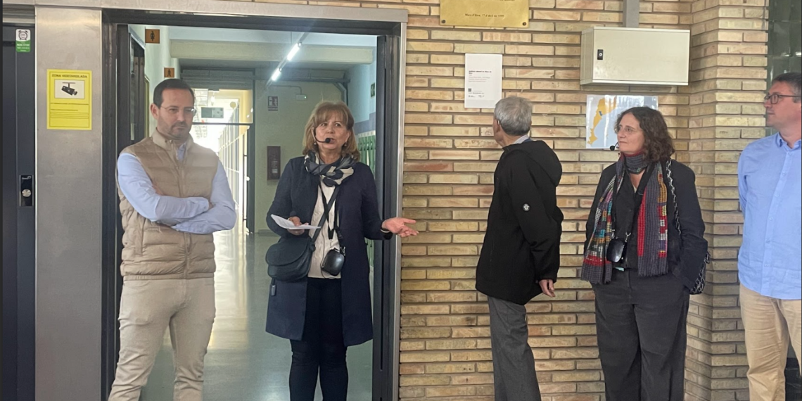 Reivindiquen el valor arquitectònic de l’antic Institut Laboral de Móra d’Ebre amb la col·locació de la placa Docomomo Ibérico