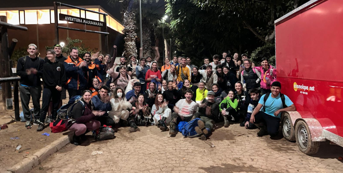 Els joves de Móra d’Ebre omplen un autobús per ajudar als afectats del País Valencià