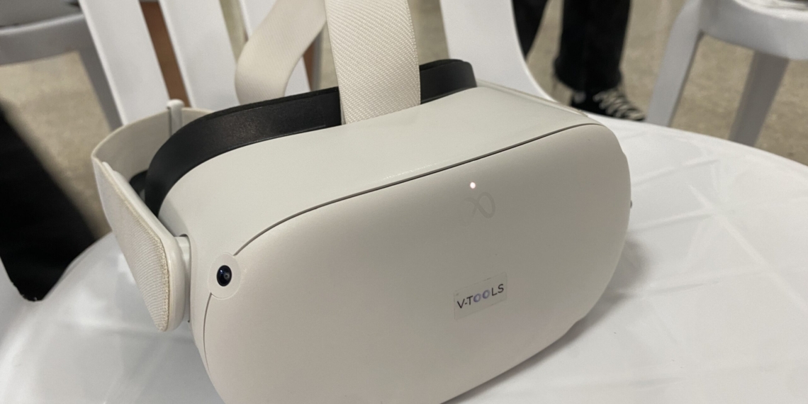 Alumnes del Baix Ebre es posen a la pell d’una víctima de violència de gènere a través de la realitat virtual