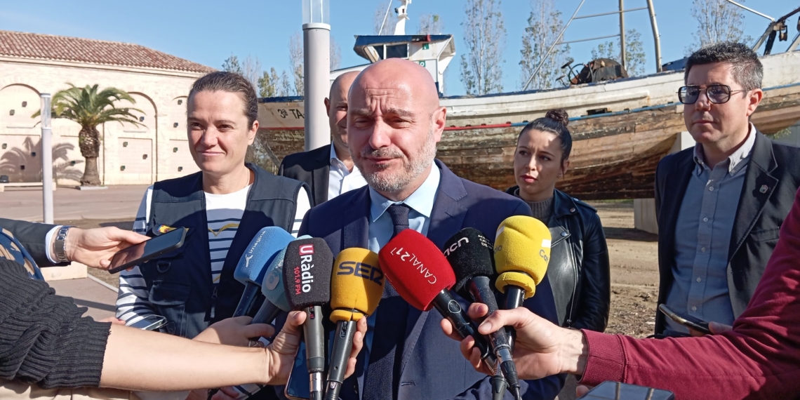 El delegat del govern espanyol a Catalunya visita els danys causats per les danes al Montsià