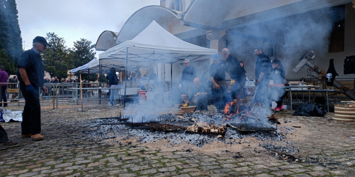 Gandesa clou una Festa del Vi passada per aigua, amb un exitós dinar tradicional de la Clotxa